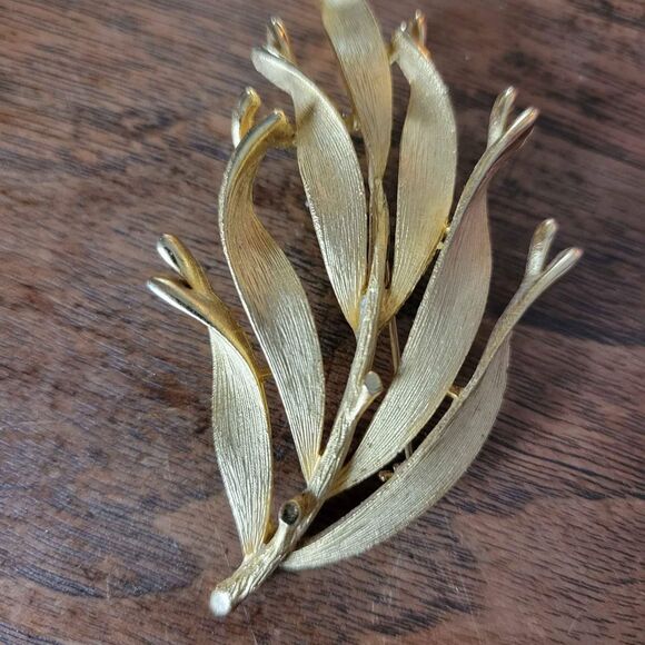 Vintage Lisner Goldtone Brooch Leaf Brushed and Polished - Picture 1 of 4